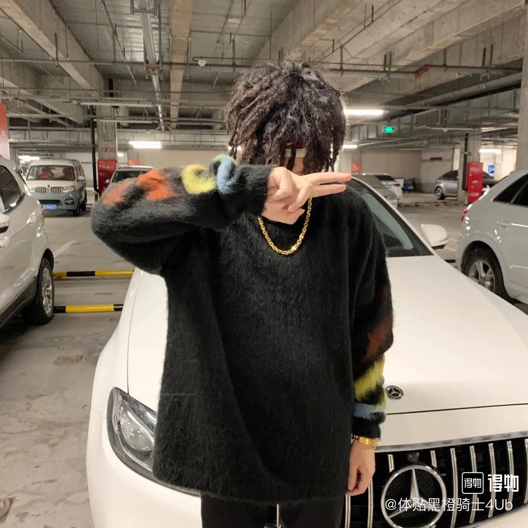 ♻️💯Upper body reference model picture❤️New top-quality proven version OFFWHITE (OW) gradient mohair striped arrow sweater hoodie gradient rendering arrow couple sweater Mohair (English Mohair; Turkish: MUKHYAR) refers to the coat of Angora goats, also known as Angora goat hair. The name comes from Turkish, meaning "the best hair". It has good elasticity, pressure resistance and special luster. It is an excellent raw material for making plush fabrics and one of the most advanced animal textile fiber raw materials in the world market. Mohair has a shape similar to long wool. The fiber surface is smooth, strong luster, high strength, good elasticity, less curl, and easy to wash. Mohair can be used in jacquard blankets, long-haired coats and high-gloss wool fabrics. Mohair sweaters from ow are released every year🛒 The same style and ever-changing colors. There is really no girl who doesn’t love it. It is super suitable for wearing under a down jacket in winter without being bulky! If the lower body is missing, their favorite os version🙋🏻‍♀️ intuitively adds natural softness and fairy beauty effect, which is the best choice! The upper body is lightweight and does not weigh down the body while keeping warm. The sleeves and the gradient arrow parts on the back are repeatedly patterned until the gradient level is satisfied before large-scale products are released. The craftsmanship is extremely demanding. Each sweater is woolen at least ten times to give it a plush, thick feel and good fluffiness! ✅ Fabric composition: 50% mohair 32 spandex 18% wool, three-level anti-pilling Color: black and white gradient Sizes Mohair is lighter and softer, so be careful not to machine wash it, not machine washable! ! emphasize! !  ⚠️Hand wash with warm water and cold water P:440